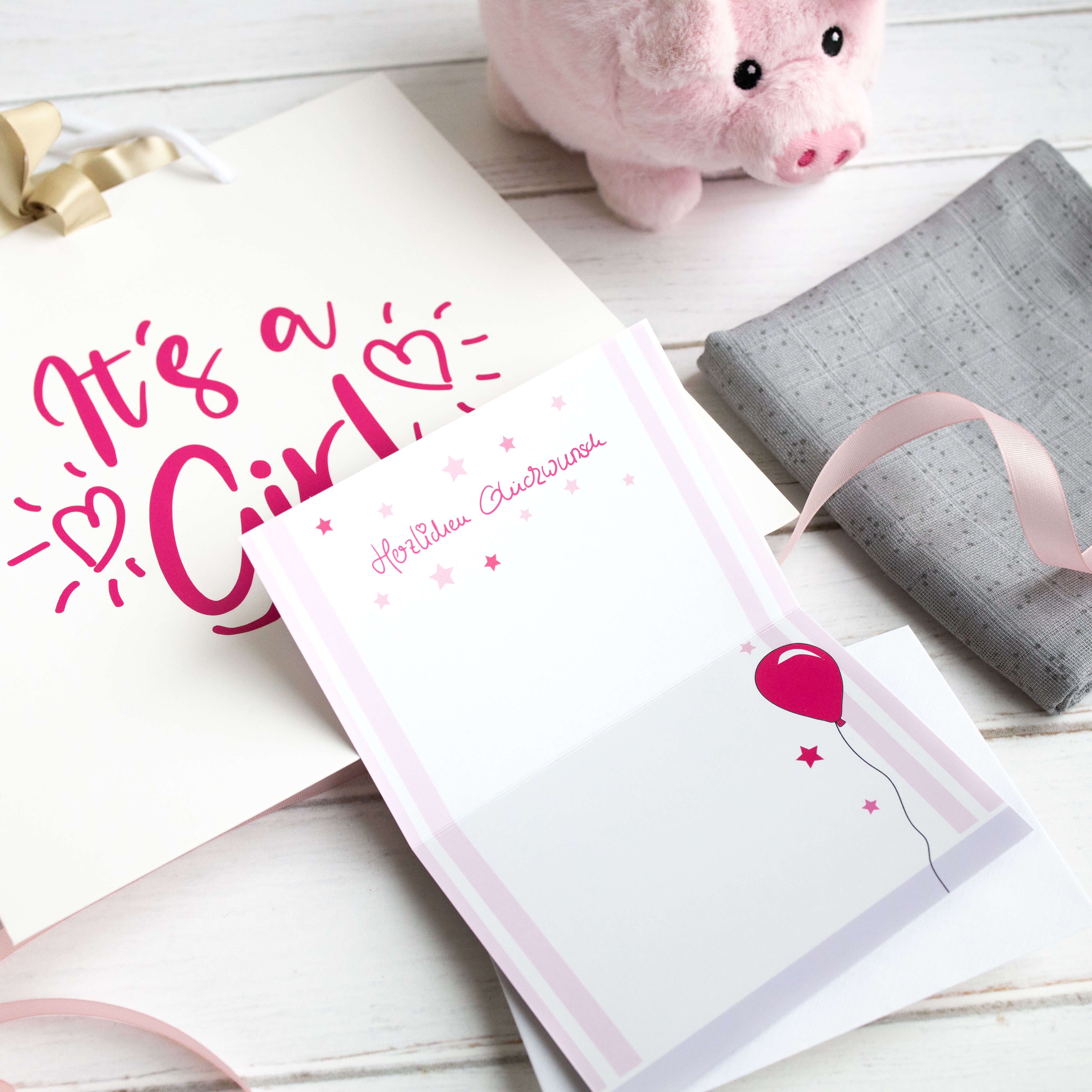 Geschenkset Geburt Mädchen - Plüsch Sparschwein, Karte, Mulltuch und hochwertige Tasche Geschenkset Geburt Mädchen - Plüsch Sparschwein, Karte, Mulltuch und hochwertige Tasche
