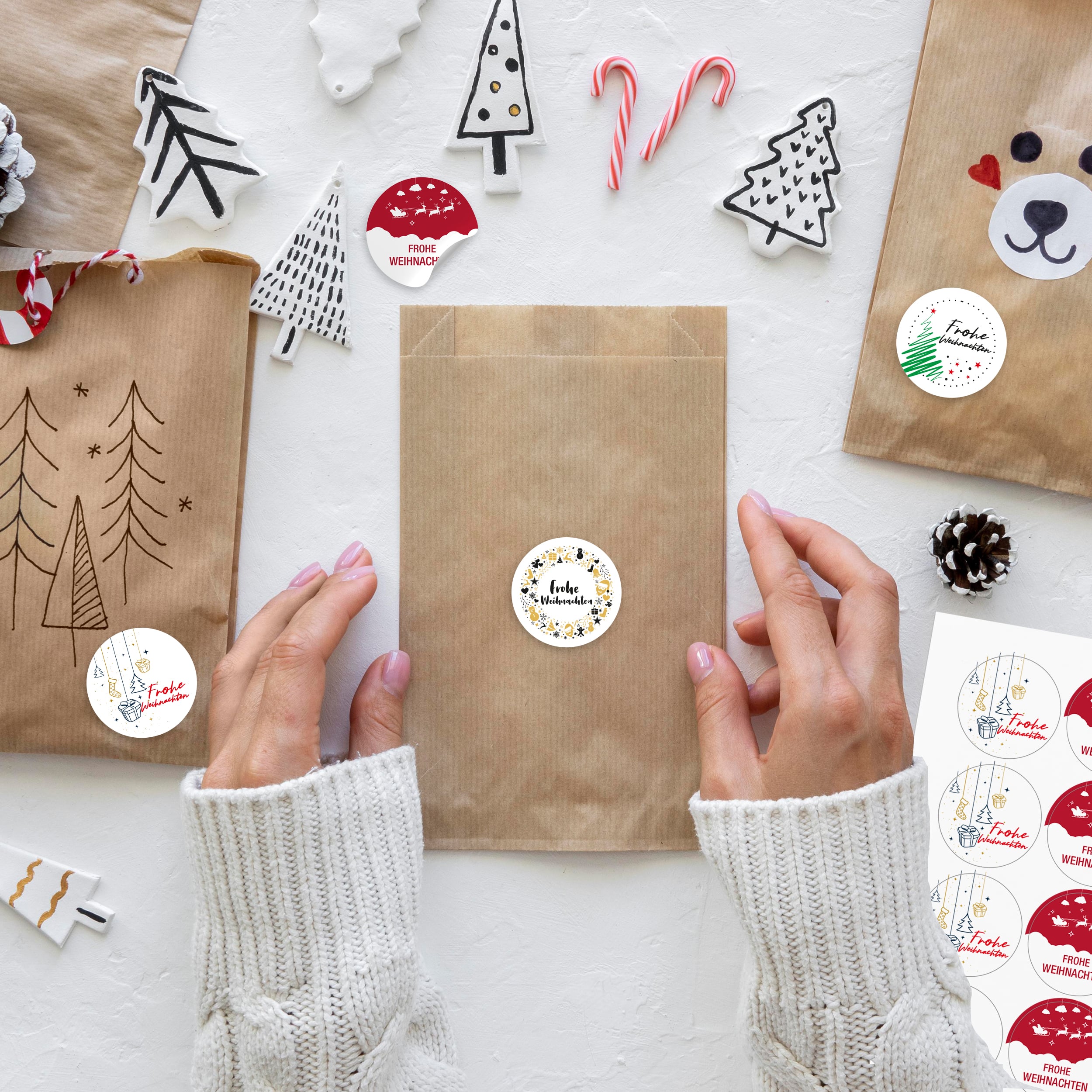 96 Aufkleber "Frohe Weihnachten" weiß