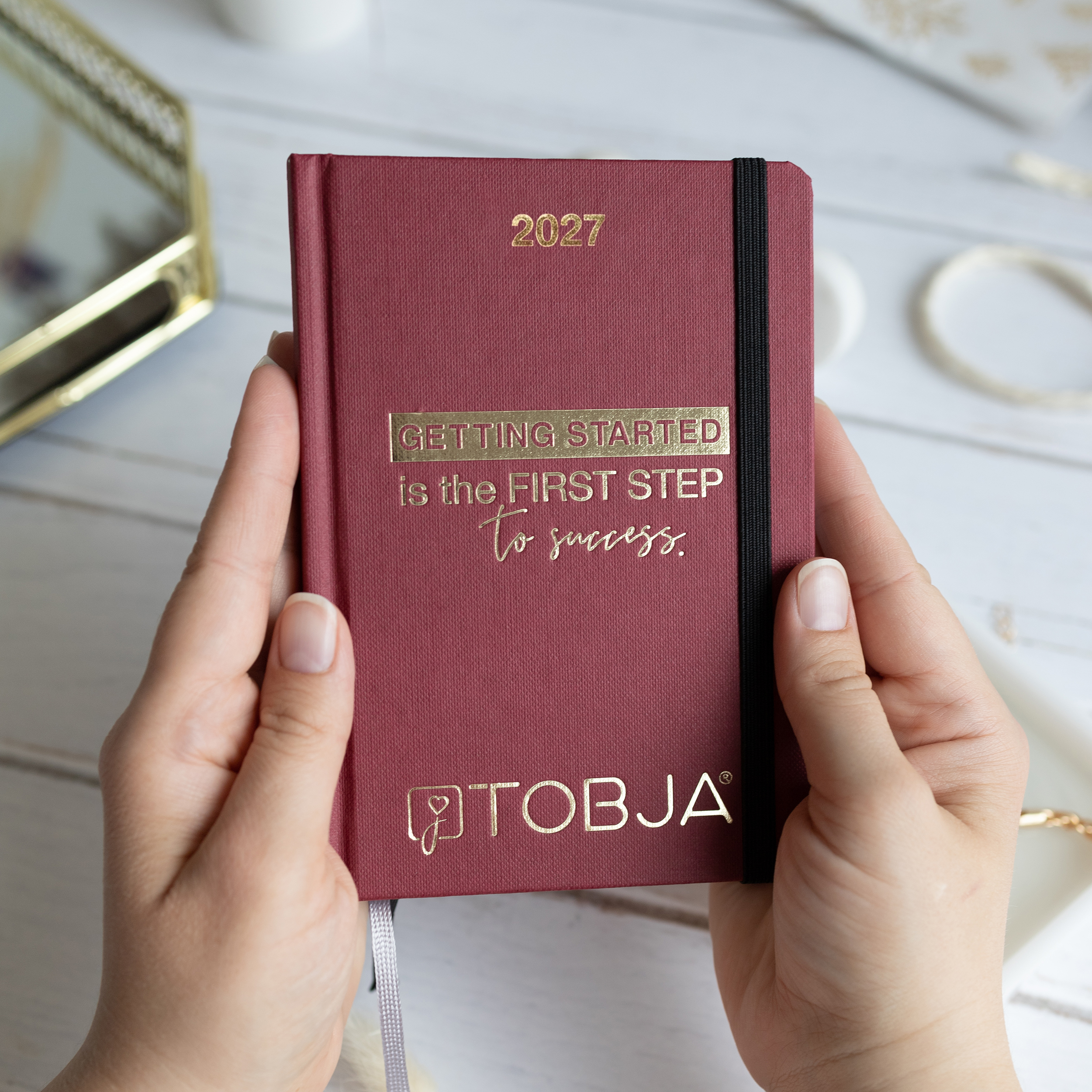 Taschenkalender 2027 A6 Bordeaux mit Goldprägung